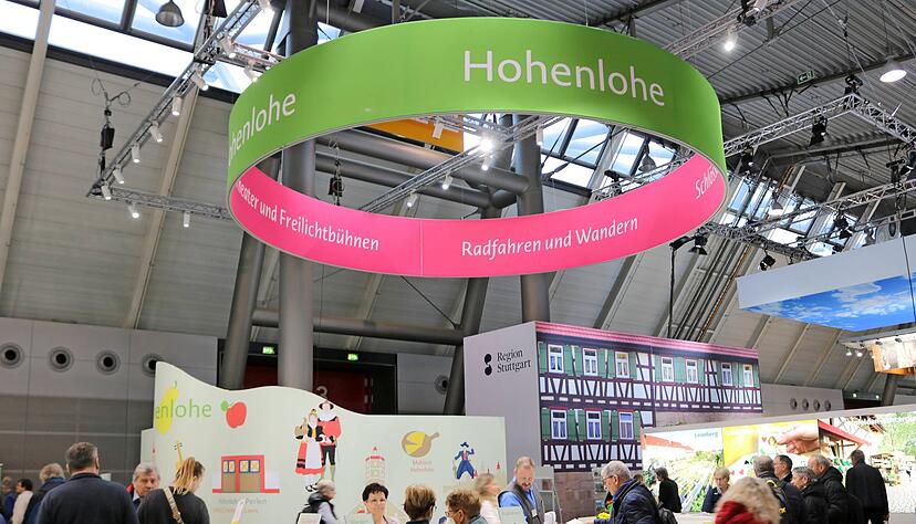 In Gemeinschaft vereint: Fünf Tourismusvermarkter betreiben den Hohenlohe-Stand in Halle 6 und verteilen die Broschüren nicht nach Anbietern, sondern strikt nach Themen wie Kulinarik und Kultur.