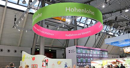 In Gemeinschaft vereint: Fünf Tourismusvermarkter betreiben den Hohenlohe-Stand in Halle 6 und verteilen die Broschüren nicht nach Anbietern, sondern strikt nach Themen wie Kulinarik und Kultur.