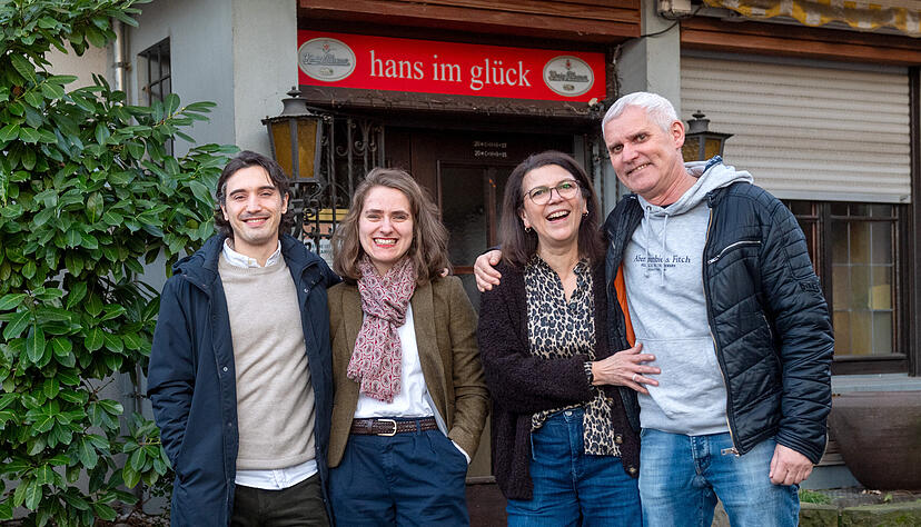 Bernd (v. r.) und Anke Betzner &uuml;bergeben das Hans im Gl&uuml;ck an die neuen Betreiber Sheida und Daniel Krummel.