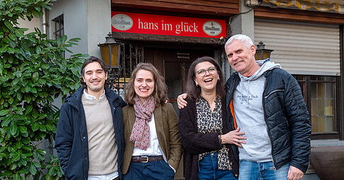 Bernd (v. r.) und Anke Betzner &uuml;bergeben das Hans im Gl&uuml;ck an die neuen Betreiber Sheida und Daniel Krummel.