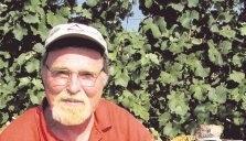 Werner Bantze ist stolz auf die Sprüche, die am Weg stehen.Fotos: Stefanie Sapara