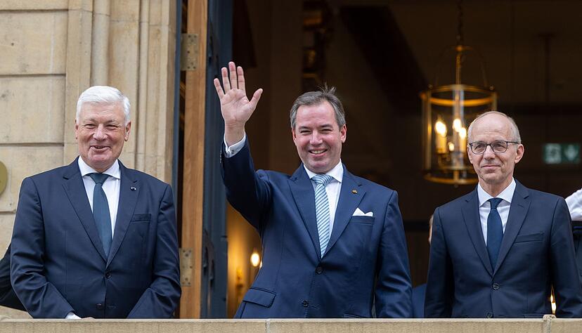 Prinz Guillaume (Mitte), Erbgro&szlig;herzog von Luxemburg, winkt nach seiner Ernennung zum &laquo;Lieutenant-Repr&eacute;sentant&raquo; (Ehrenleutenant) neben Luc Frieden (l), Premierminister von Luxemburg, und Jean-Claude Wiseler, Pr&auml;sident des Abgeordnetenhauses, vom Balkon des Abgeordnetenhauses.