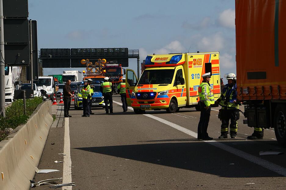 Zwei Menschen seien verletzt worden und werden durch den Rettungsdienst versorgt.