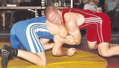 Julius Berghoff (rotes Trikot) steuerte am Wochenende zwei Siege f&uuml;r den neuen Landesliga-Tabellenf&uuml;hrer TSV Meimsheim bei.Foto: privat