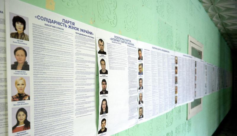 Kandidatenliste in einem Wahllokal. Foto: Darek Delmanowicz