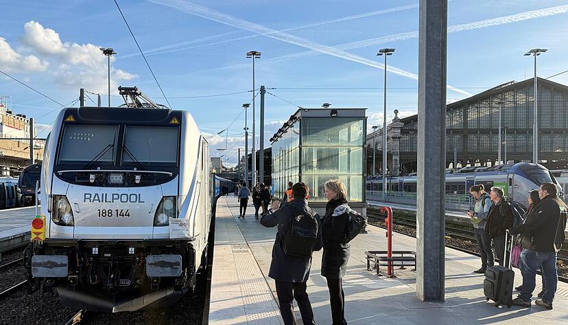 Großer Bahnhof für den neuen Zug bei der ersten Fahrt im Gare du Nord. Großer Bahnhof für den neuen Zug bei der ersten Fahrt im Gare du Nord.