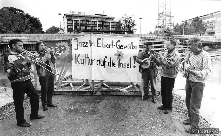 1994: Mit einem kleinen Jazz-Konzert setzt die Band einen musikalischen Akzent in der Diskussion um die Nutzung der Neckarinsel unterhalb der Heilbronner Friedrich-Ebert-Br&uuml;cke.