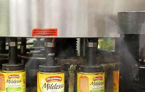 Produkt identifizierbar: Eine Etikettiermaschine setzt den Schlusspunkt.