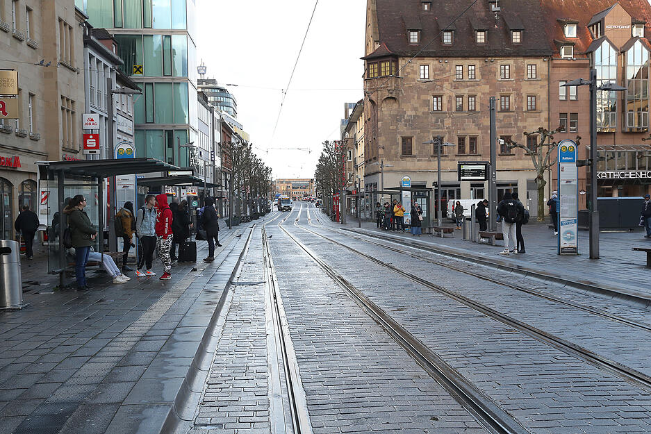 Vor dem Heilbronner Rathaus ist an diesem Montagmorgen au&szlig;ergew&ouml;hnlich wenig Betrieb.