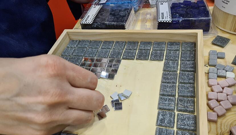 Auf der Messe konnten Besucher sehen, wie die Mosaiksteine auf dem Untergrund befestigt werden. Auf der Messe konnten Besucher sehen, wie die Mosaiksteine auf dem Untergrund befestigt werden.