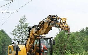 Am Gleis in Aktion: Bauarbeiter auf der Stadtbahnstrecke bei Leingarten. Am Gleis in Aktion: Bauarbeiter auf der Stadtbahnstrecke bei Leingarten.