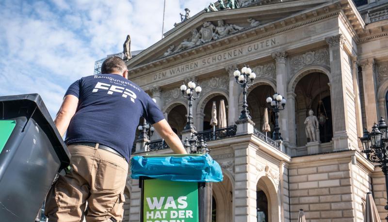 Am Morgen nach den Krawallen stellt ein Mitarbeiter der Stadtreinigung vor der Alten Oper geleerte Mülltonnen auf. Am Morgen nach den Krawallen stellt ein Mitarbeiter der Stadtreinigung vor der Alten Oper geleerte Mülltonnen auf.