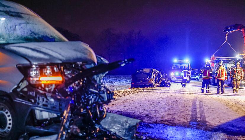 Unfallfahrzeuge stehen auf der schneebedeckten Straße bei Heilsbronn.
