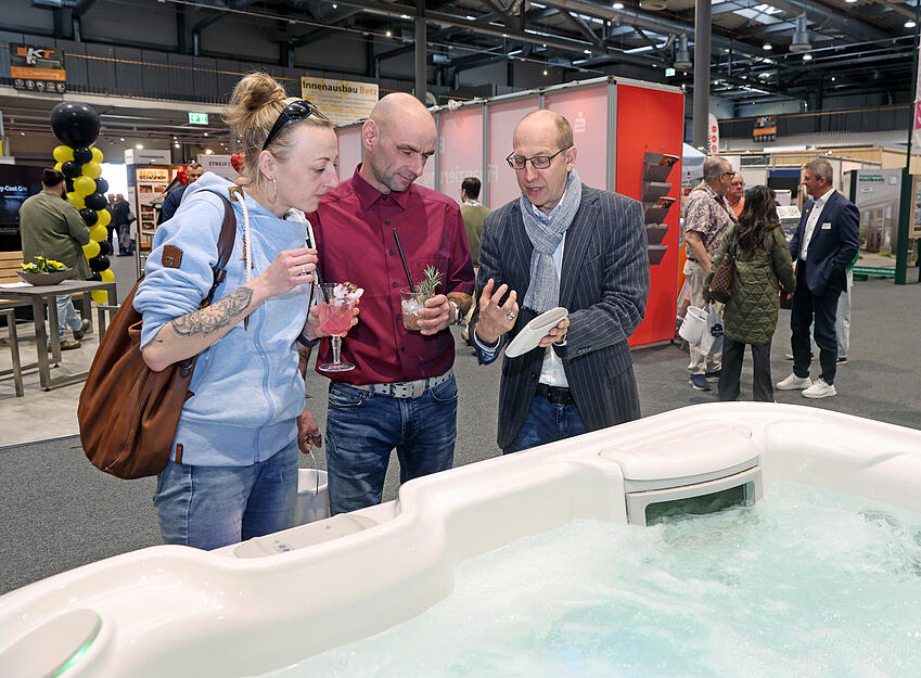 Aussteller bieten Informationen bei Baumesse im Redblue