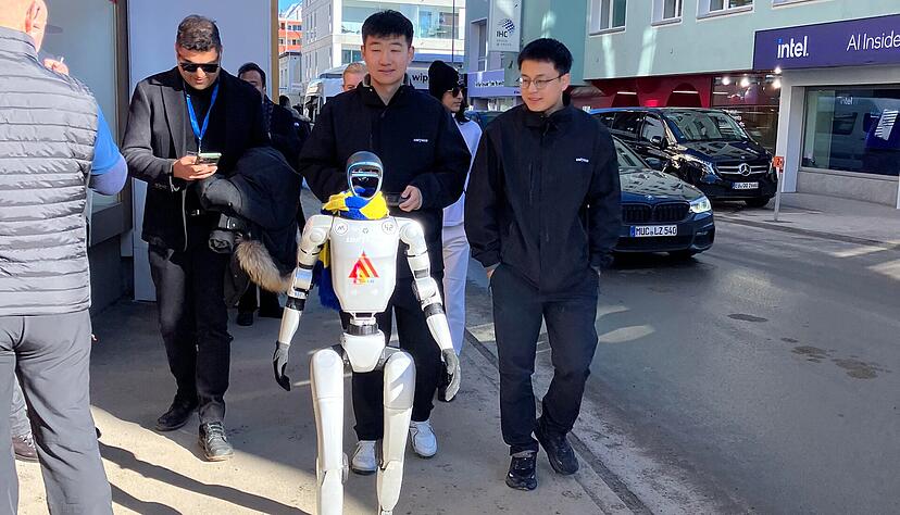 Ein Roboter ist in Davos unterwegs.