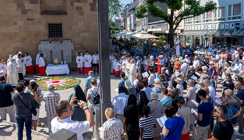 Zahlreiche Katholiken feierten am Donnerstagvormittag Fronleichnam bei strahlendem Sonnenschein und sommerlichen Temperaturen in Heilbronn. Zahlreiche Katholiken feierten am Donnerstagvormittag Fronleichnam bei strahlendem Sonnenschein und sommerlichen Temperaturen in Heilbronn.