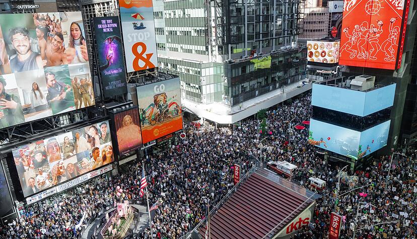 Tausende Demonstranten f&uuml;llten den Times Square in New York.