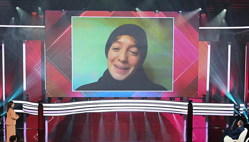 Leonie Benesch kann den Preis als Beste Darstellerin wegen einer Covid-Erkrankung nur virtuell in Empfang nehmen. Leonie Benesch kann den Preis als Beste Darstellerin wegen einer Covid-Erkrankung nur virtuell in Empfang nehmen.