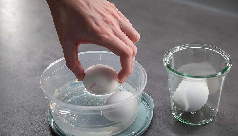 Schritt 1: Eier in eine Schale mit Wasser geben.