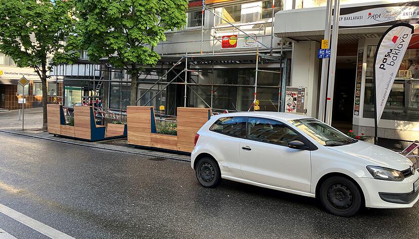Parkplätze durch Sitzmöbel belegt: Die Autos halten einfach direkt auf der Straße. Parkplätze durch Sitzmöbel belegt: Die Autos halten einfach direkt auf der Straße.
