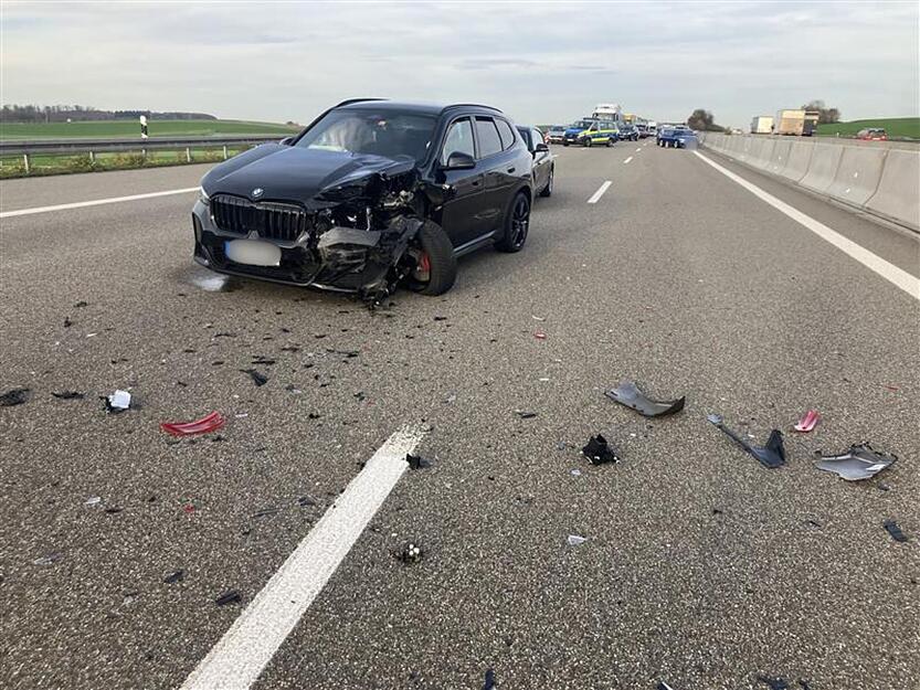 Auf der A6 in Richtung Nürnberg liegen Fahrzeugteile nach einem Unfall. Die Polizei hat die Autobahn voll gesperrt.
