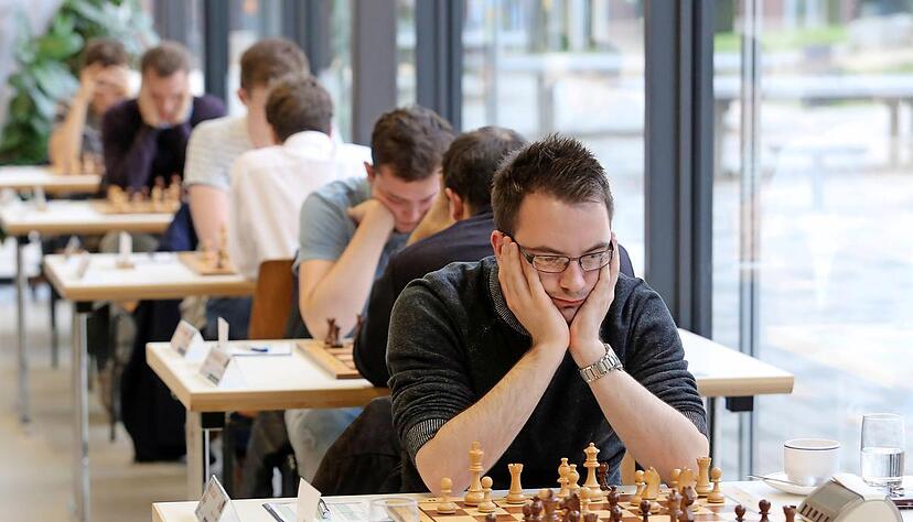 Gr&uuml;bel, gr&uuml;bel und studier: Danijel Gibicar (vorne) hat am Heimspieltag-Wochenende f&uuml;r die Eppinger 1,5 Punkte beigesteuert.
Foto: Andreas Veigel