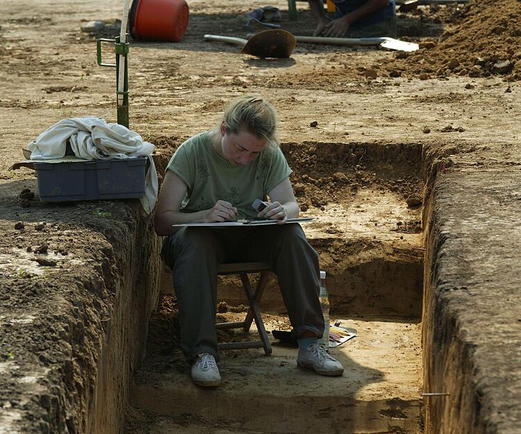 Die Hitze verlangt dem Grabungsteam im August 2003 im G&uuml;glinger Industriegebiet Ochsenwiesen einiges ab. Die Arbeit muss dennoch getan werden.