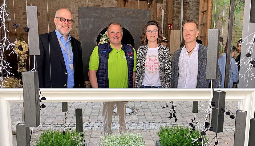 Die Beine des OBs − eine Illusion. Teils stolz, teils übermüdet nach der Umbauaktion freuen sich Klaus Götz, Klaus Holaschke, Maria von Berg und Frank Tichlers (von links) hinter dem "Schachbrett" über den Überraschungseffekt.
Fotos: Susanne Schwarzbürger Die Beine des OBs − eine Illusion. Teils stolz, teils übermüdet nach der Umbauaktion freuen sich Klaus Götz, Klaus Holaschke, Maria von Berg und Frank Tichlers (von links) hinter dem "Schachbrett" über den Überraschungseffekt.
Fotos: Susanne Schwarzbürger