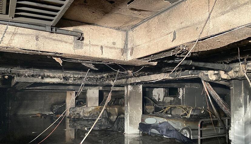 Bei dem Feuer sind vier Autos ausgebrannt.