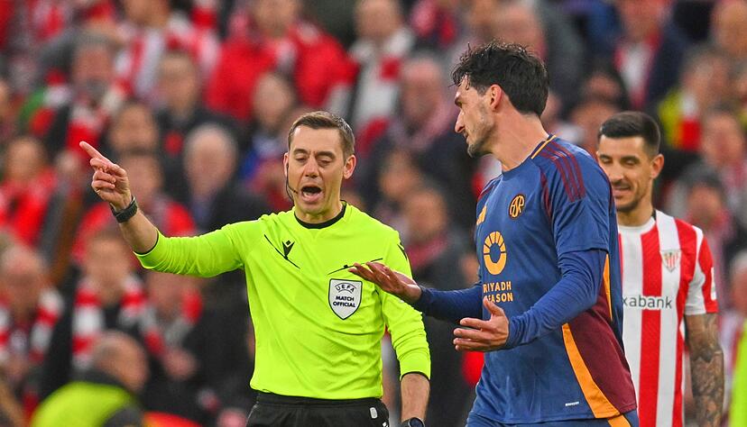 Mats Hummels (r) von der AS Rom wurde in der Partie gegen Athletic Bilbao früh vom Platz gestellt.