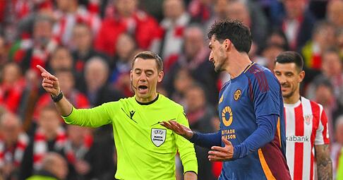 Mats Hummels (r) von der AS Rom wurde in der Partie gegen Athletic Bilbao früh vom Platz gestellt.