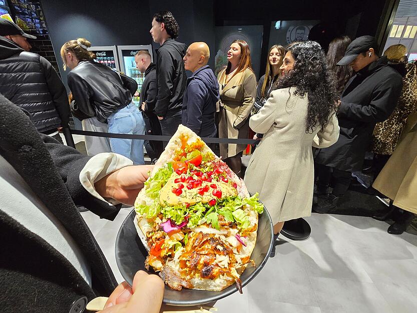 Die Gäste können bei "Original Berliner Döner" mehrere Toppings auswählen - unter anderem Granatapfelkerne. Die Gäste können bei "Original Berliner Döner" mehrere Toppings auswählen - unter anderem Granatapfelkerne.