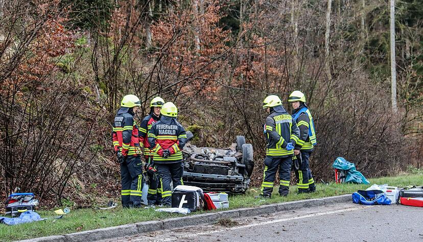 Nach mehreren &Uuml;berschl&auml;gen bleibt der Wagen der jungen Frauen auf dem Dach liegen.