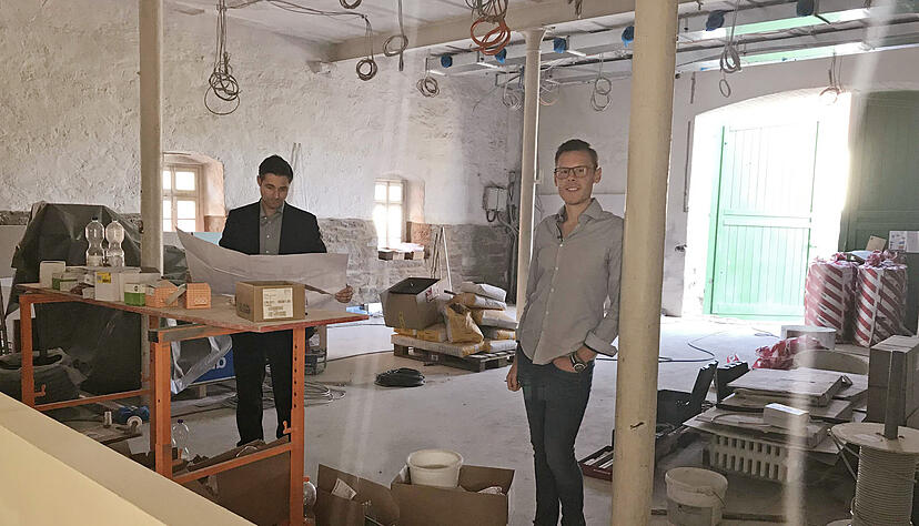 Björn Steinbach (l.) und Bauamtsleiter Benjamin Krummhauer dort, wo bald Hochzeiten oder Vereinstreffen stattfinden könnten &minus; so es Covid-19 zulässt.
Foto: Krezer