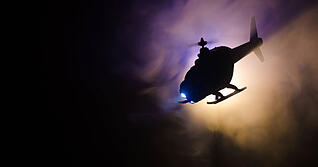 Wenn Hubschrauber über Wohngebieten kreisen, sucht die Polizei oftmals nach vermissten Senioren. Aber manchmal läuft auch − wie erst kürzlich − eine Fahndung nach Räubern. Foto: zef art/stock.adobe.com Wenn Hubschrauber über Wohngebieten kreisen, sucht die Polizei oftmals nach vermissten Senioren. Aber manchmal läuft auch − wie erst kürzlich − eine Fahndung nach Räubern. Foto: zef art/stock.adobe.com