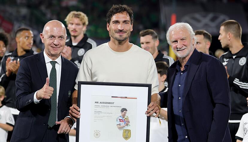 Mats Hummels (m) wurde vor dem Anpfiff geehrt