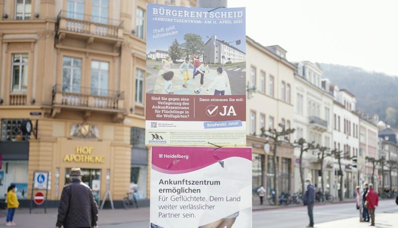 Wahlplakate zum Bürgerentscheid am 11. April hängen am Bismarckplatz in der Innenstadt.