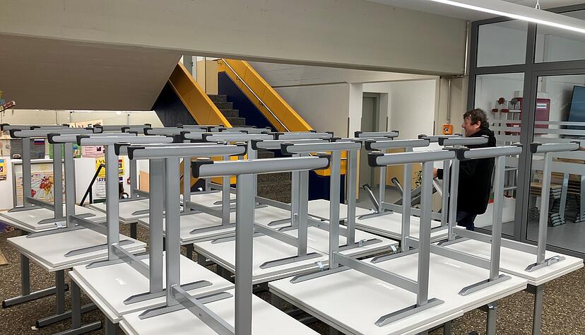 Zum Start ins Schuljahr werden im Jagsttal-Schulverbund neue Möbel für zwei Klassenzimmer angeliefert.