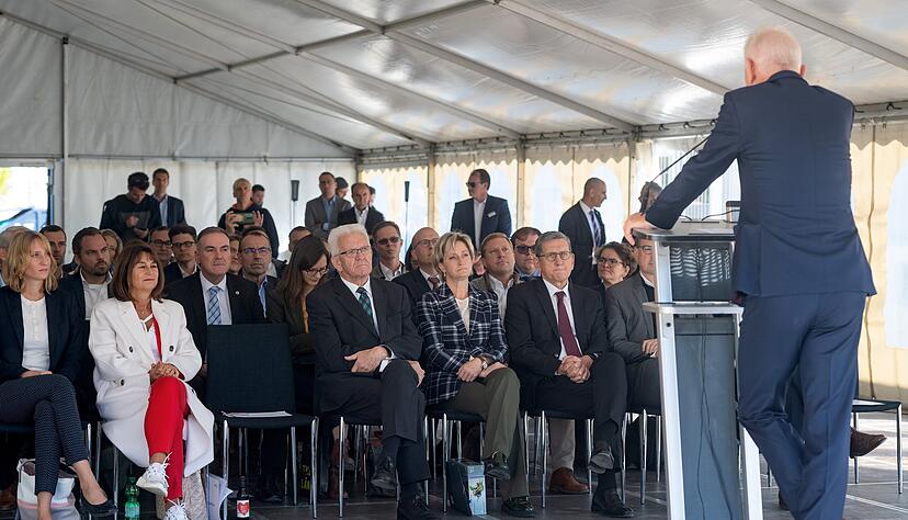 Bei der Grundsteinlegung im KI-Park waren Ministerpräsident Winfried Kretschmann und Wirtschaftsministerin Nicole Hoffmeister-Kraut in Heilbronn. Bei der Grundsteinlegung im KI-Park waren Ministerpräsident Winfried Kretschmann und Wirtschaftsministerin Nicole Hoffmeister-Kraut in Heilbronn.