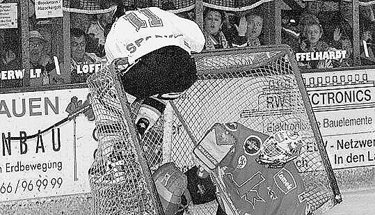 Spieler statt Puck im Tor: Todd Sparks geht hier ins Netz.