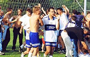 Uwe Mosthaf (vorne rechts) feierte 1999 mit dem TSV Erlenbach den Gewinn des Pokal-Wettbewerbs im Fußballbezirk Unterland.
Foto: Bertok Uwe Mosthaf (vorne rechts) feierte 1999 mit dem TSV Erlenbach den Gewinn des Pokal-Wettbewerbs im Fußballbezirk Unterland.
Foto: Bertok