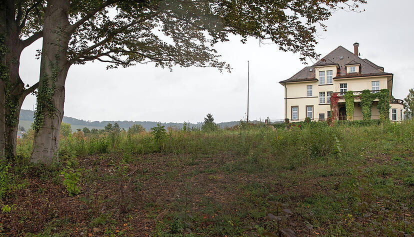 Im Bereich der Freifläche ist der winkelförmige Neubau mit drei Vollgeschossen geplant. Die Bürgerinitiative befürchtet, dass der Blick auf die historische Fuchs Villa dadurch behindert wird
Foto: Andreas Veigel Im Bereich der Freifläche ist der winkelförmige Neubau mit drei Vollgeschossen geplant. Die Bürgerinitiative befürchtet, dass der Blick auf die historische Fuchs Villa dadurch behindert wird
Foto: Andreas Veigel