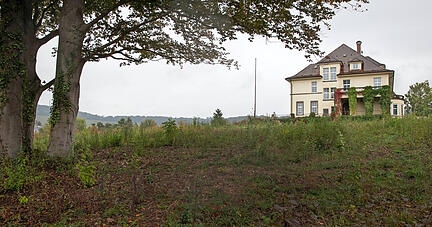 Im Bereich der Freifläche ist der winkelförmige Neubau mit drei Vollgeschossen geplant. Die Bürgerinitiative befürchtet, dass der Blick auf die historische Fuchs Villa dadurch behindert wird
Foto: Andreas Veigel