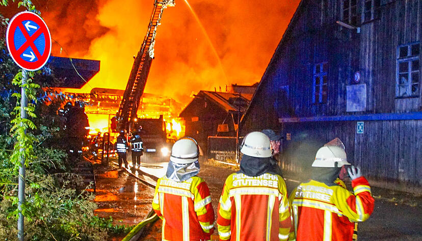 Nach einem Blitzeinschlag ist in Weingarten eine 3000 Quadratmeter große Lagerhalle in Flammen aufgegangen. Nach einem Blitzeinschlag ist in Weingarten eine 3000 Quadratmeter große Lagerhalle in Flammen aufgegangen.