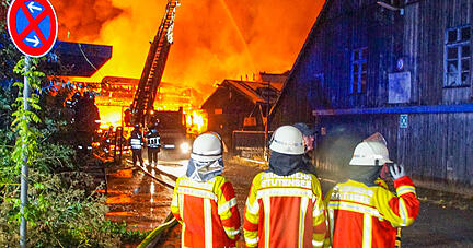 Nach einem Blitzeinschlag ist in Weingarten eine 3000 Quadratmeter große Lagerhalle in Flammen aufgegangen. Nach einem Blitzeinschlag ist in Weingarten eine 3000 Quadratmeter große Lagerhalle in Flammen aufgegangen.