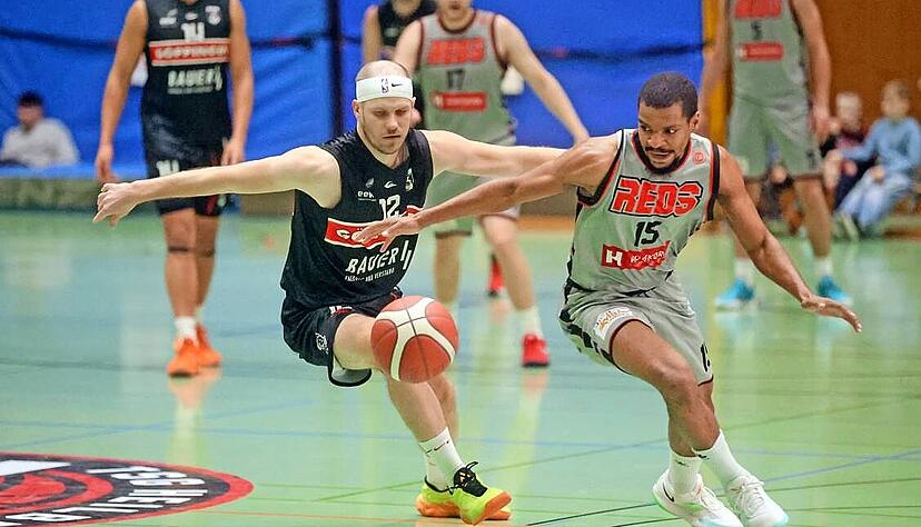 Anders als beim 80:58-Erfolg der Heilbronner im Hinspiel, ist das Duell zwischen Marques Charltons Reds (rechts) und Lokomotive G&ouml;ppingen am Samstag ausgeglichen gewesen.
