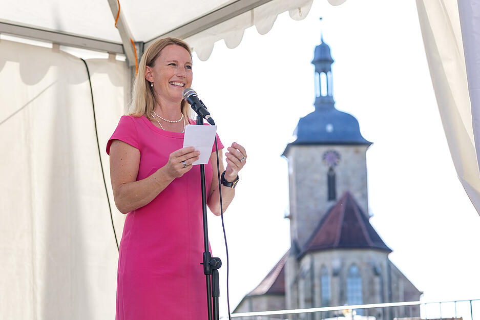 Den Startschuss gab B&uuml;rgermeisterin Sarina Pfr&uuml;nder mit der Lauffener Stadtkapelle und der B&ouml;llergruppe des Sch&uuml;tzenvereins.