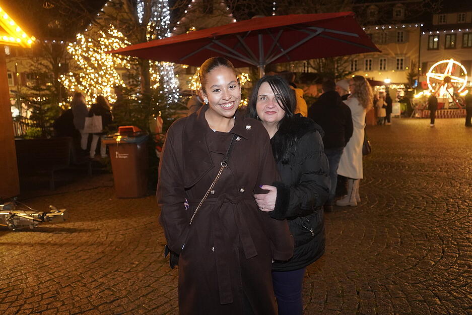 Besucher kommen vor dem vierten Advent zum "Winterzauber" nach Öhringen. Das Event löst den Weihnachtsmarkt ab. Besucher kommen vor dem vierten Advent zum "Winterzauber" nach Öhringen. Das Event löst den Weihnachtsmarkt ab.