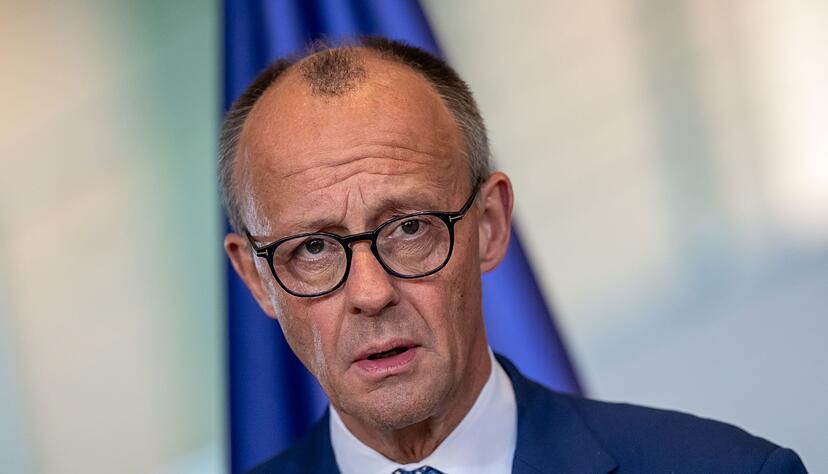 Kanzler Merz sieht die Angriffe auf den Iran skeptisch.