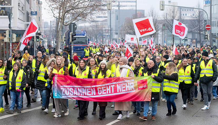 Mit roten Verdi-Flaggen und lautstarken Trillerpfeifen zogen die Streikenden am Dienstag durch die Straßen von Heilbronn.